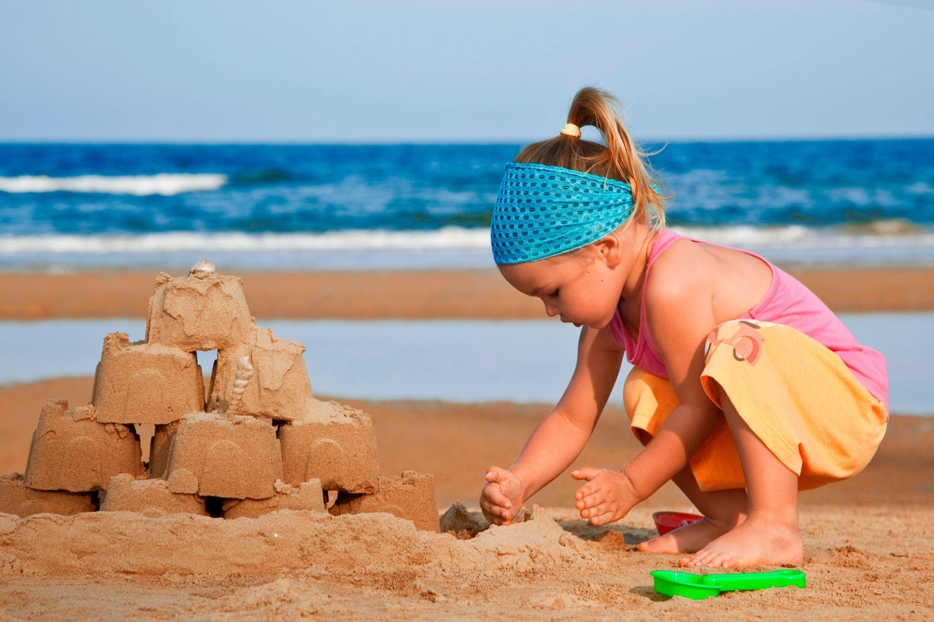 Make a sand castle. Песок для детей. Дети на море. Дети играют в песке. Дети на берегу моря.