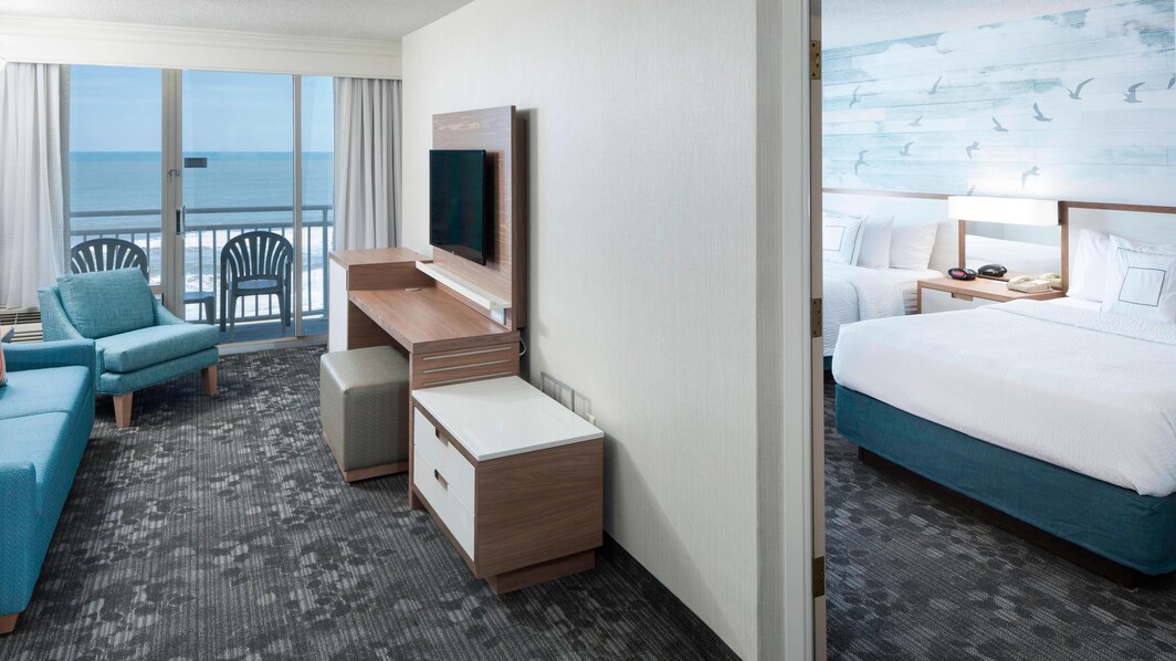 Suite central con dos camas Queen y vistas al mar
