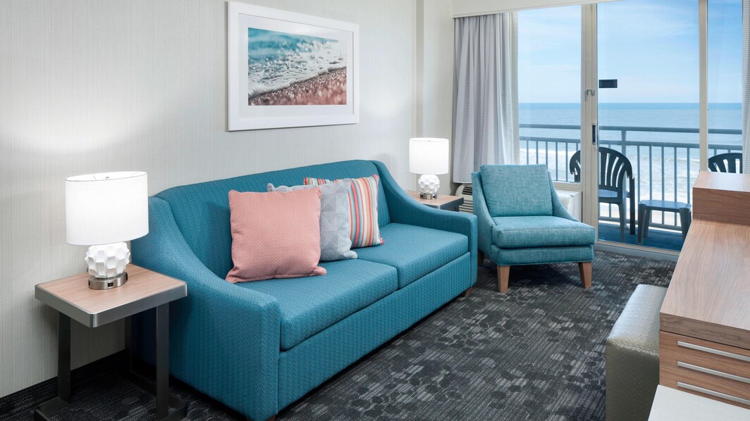 Suite central con dos camas Queen y vistas al mar - Sala de estar