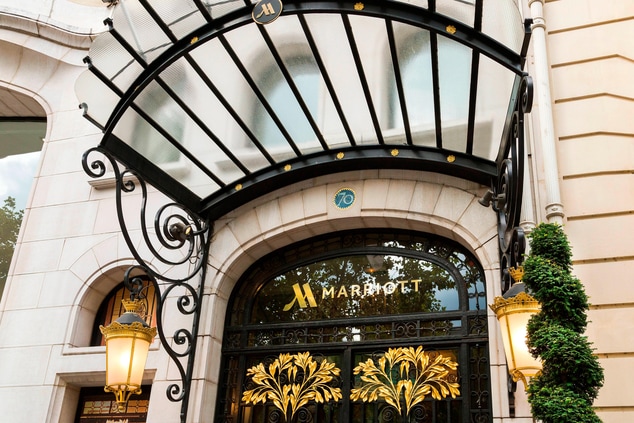 5-star hotel entrance in Paris