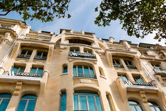 Fachada de hotel en el centro de París