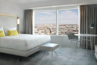 Gästezimmer mit Kingsize-Bett – Blick auf Paris