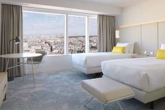 Chambre avec deux lits jumeaux et vue sur Paris