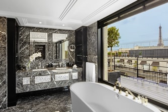 Salle de bain de la suite Lalique par Patrick Hellmann