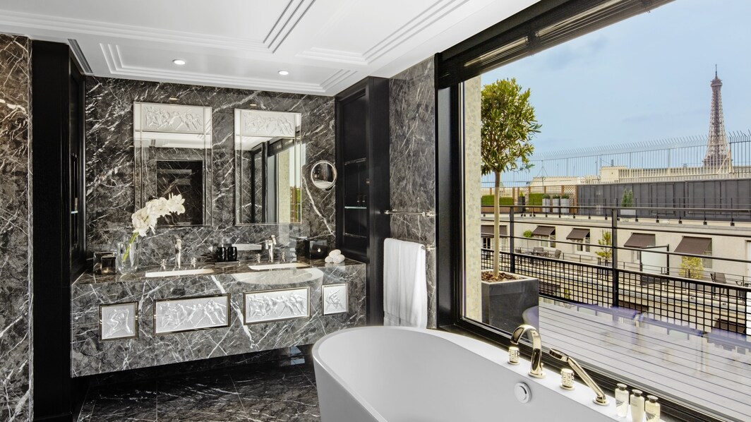 Люкс Lalique, оформленный Патриком Хеллманом – ванная комната