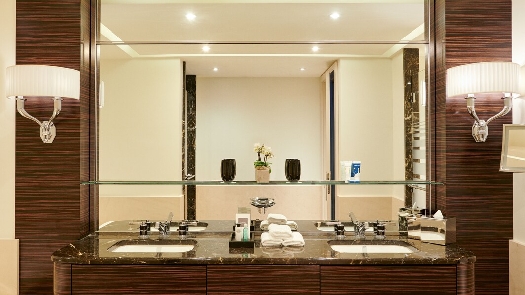 Bagno della suite - Lavabo e specchio