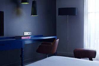 Zimmer mit Kingsize-Bett – Schreibtisch