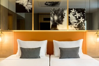 Detalles de la habitación con dos camas individuales