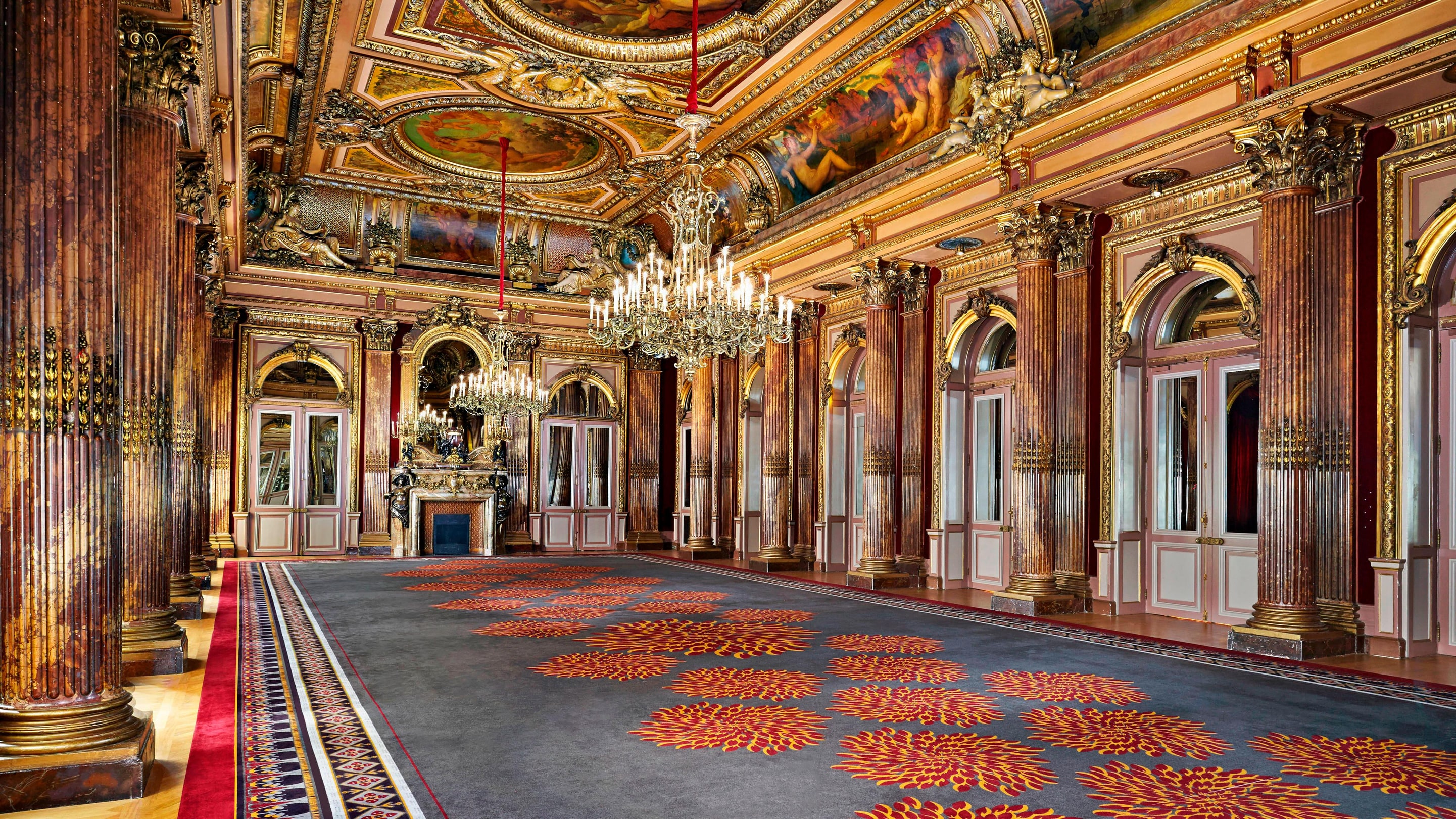 Клоун дворец. Дворец Фонтенбло Тронный зал. Лувр дворец Тронный зал. Версальский дворец внутри. Тронный зал дворца Тюильри.