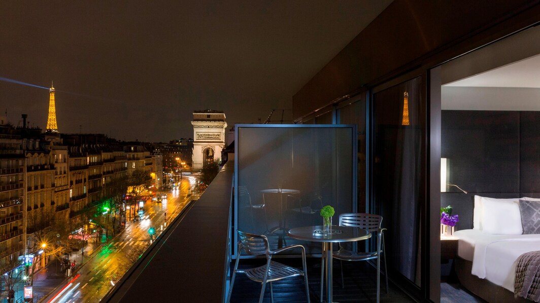 غرفة نزلاء بتراس يطل على أفق باريس