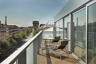 Habitación con terraza y vistas a París