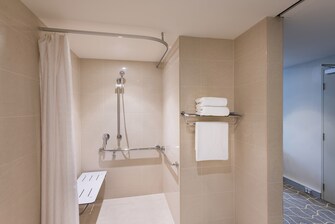 バリアフリー バスルーム – 車椅子用シャワー