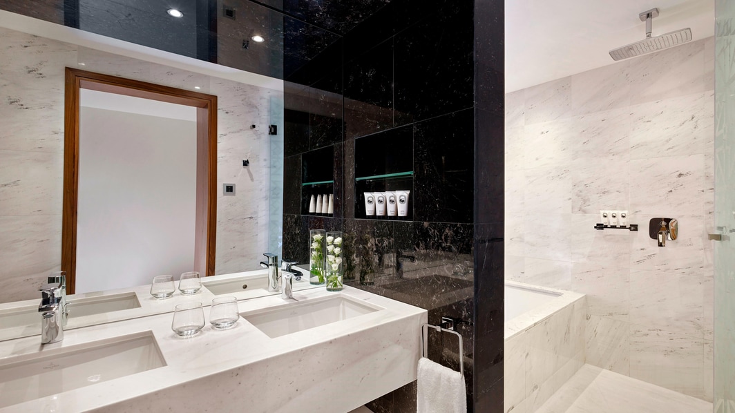 Улучшенный номер с видом на море – ванная комната