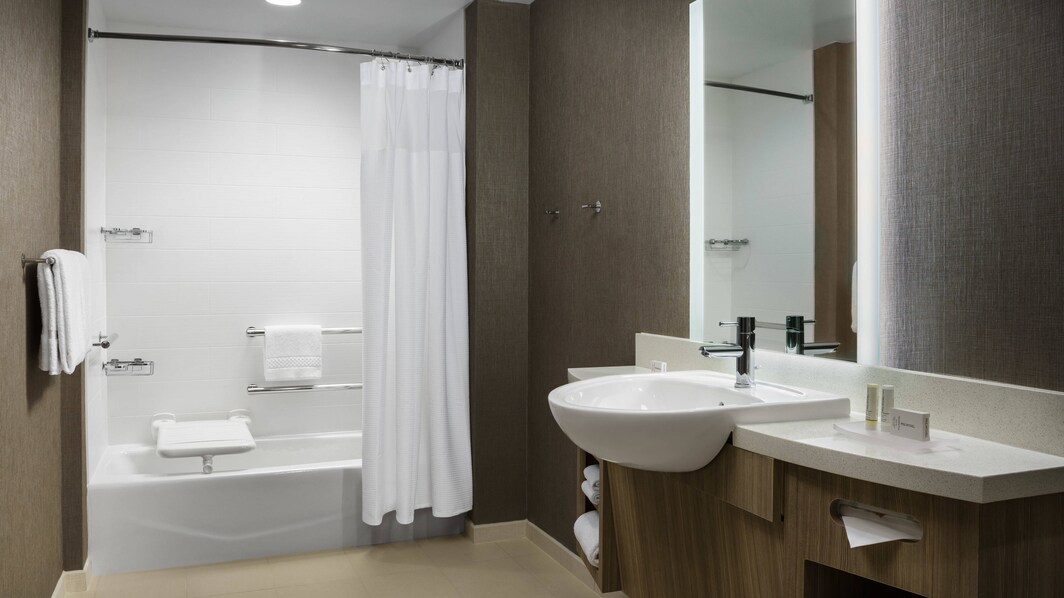 Ванная комната для гостей с ограниченными возможностями – ванна