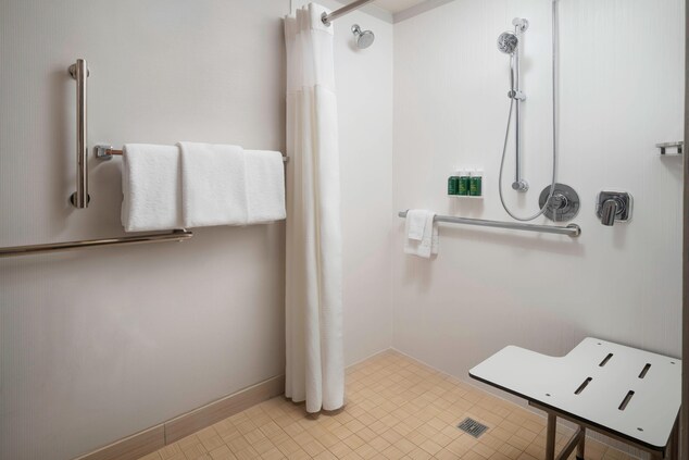 حمام نزلاء لذوي الاحتياجات الخاصة - كابينة استحمام تسمح بدخول كرسي متحرك