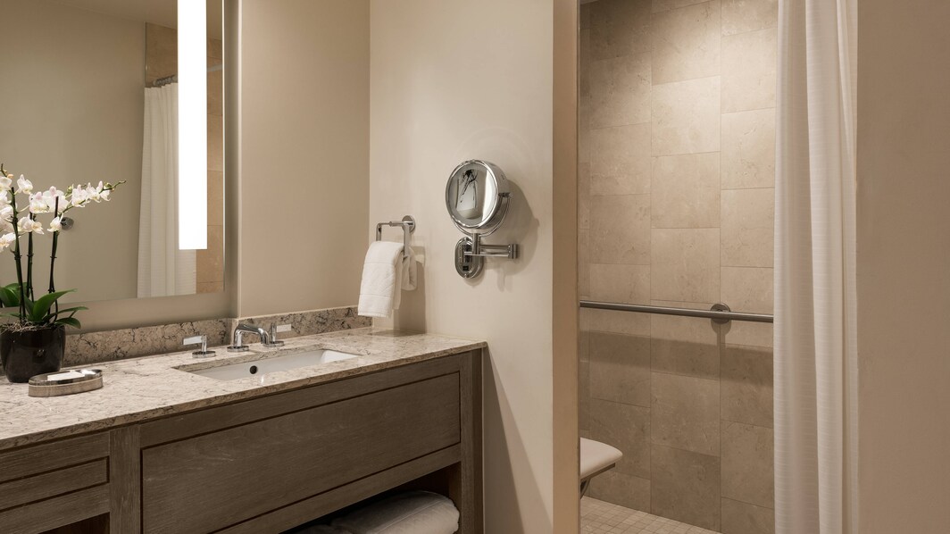 Ванная комната для гостей с ограниченной подвижностью – безбарьерный душ