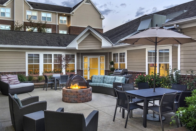 Outdoor Courtyard Patio & Fire Pit