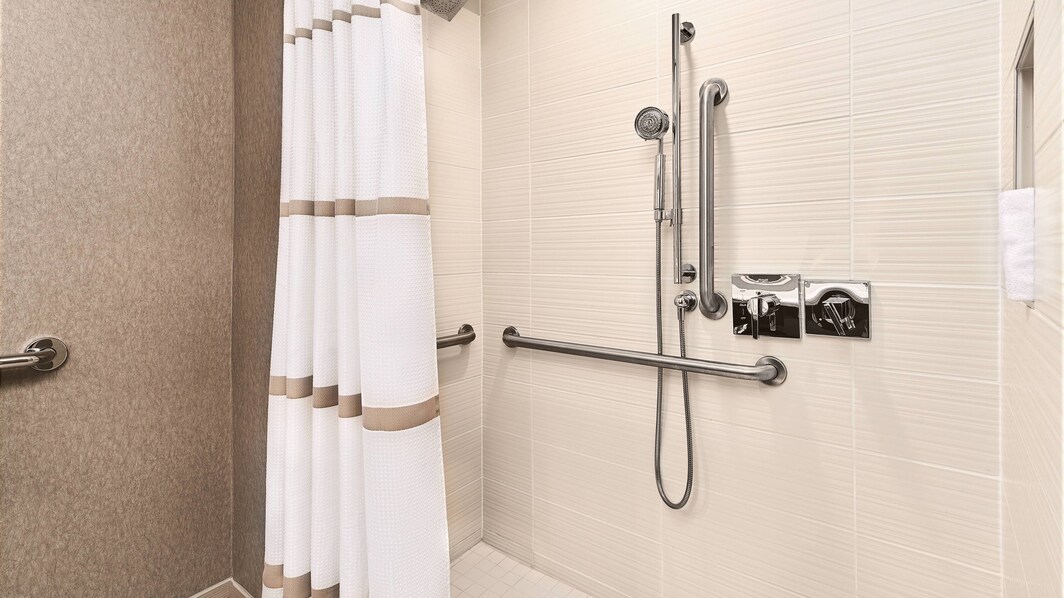 バリアフリーのバスルーム－車椅子用シャワー