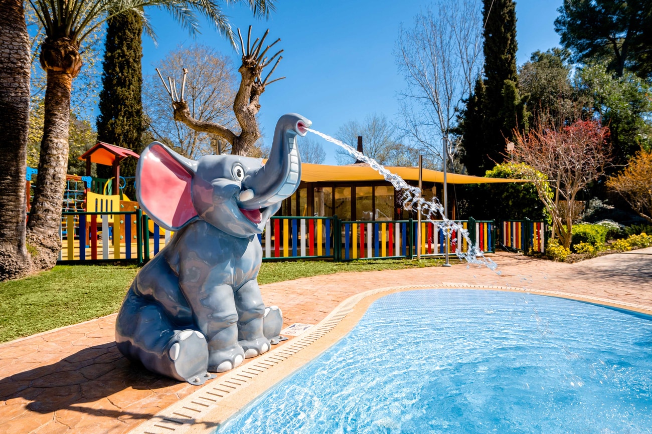 Piscina infantil / Juego acuático con elefante