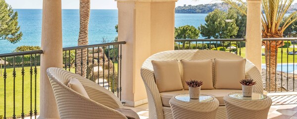 Zimmer mit Terrasse im The St. Regis Mardavall Mallorca Resort