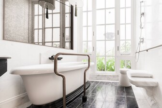 Ванная комната для гостей с ограниченной подвижностью – ванна
