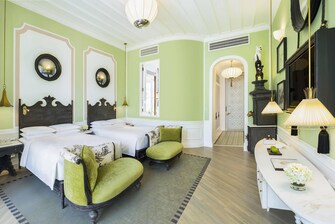 Gästezimmer mit zwei Doppelbetten und Blick auf Emerald Bay