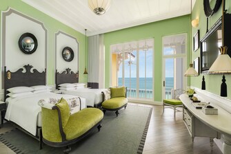 Gästezimmer mit zwei Einzelbetten auf der Seite der Emerald Bay