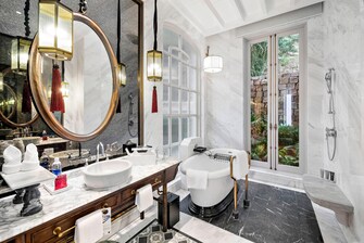 Lamarck House Bathroom – Shower/Tub