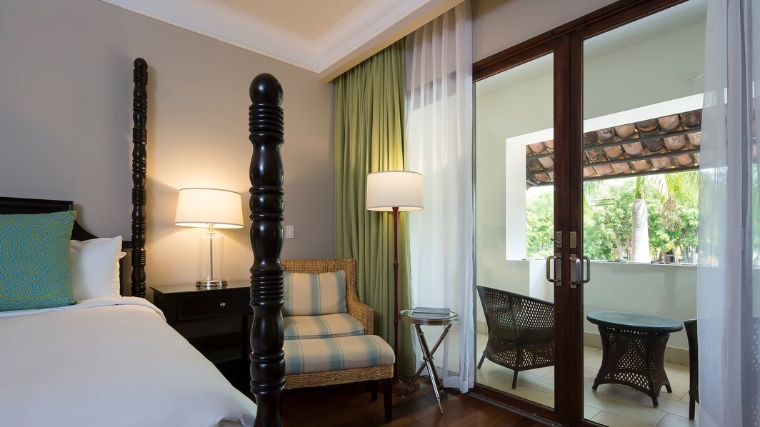King Deluxe Guest Room - Resort View