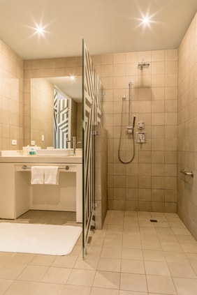 Banheiro para hóspedes com mobilidade reduzida – chuveiro para cadeira de rodas