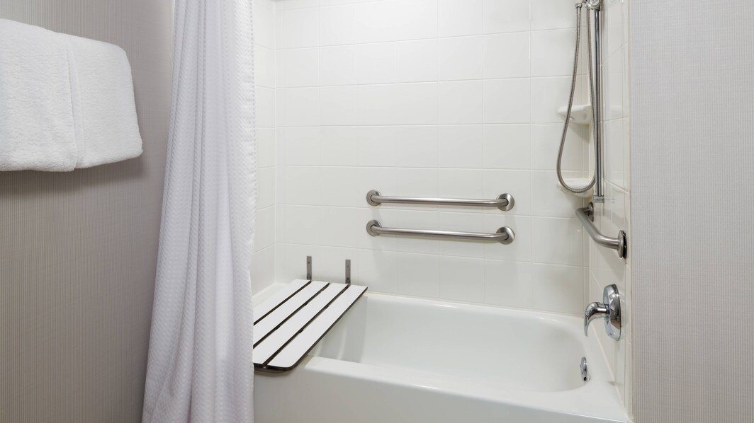 Baño - Bañera con instalaciones para personas con necesidades especiales