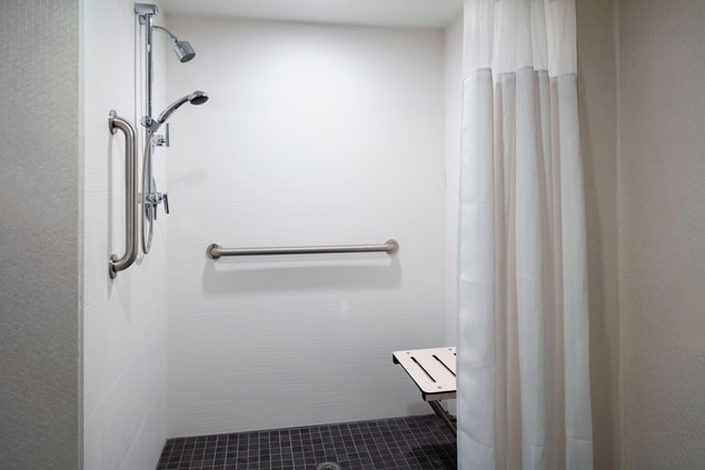 Banheiro do quarto – Chuveiro para hóspedes com mobilidade reduzida