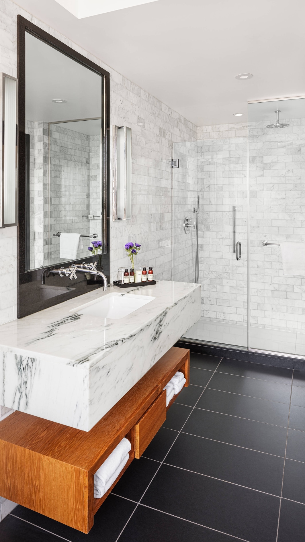 客室バスルーム－レインシャワーと白い大理石