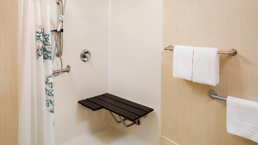 Baño de la suite con facilidades para personas con necesidades especiales