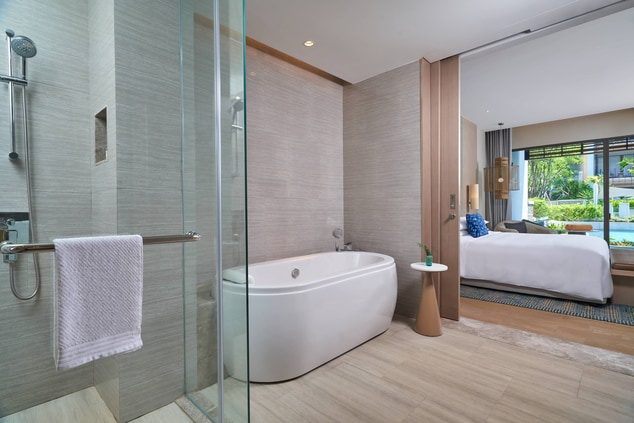 Suite Bathroom – Separate Shower & Tub