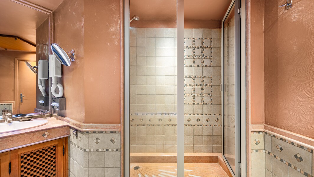 Президентский люкс ‒ ванная комната и безбарьерный душ