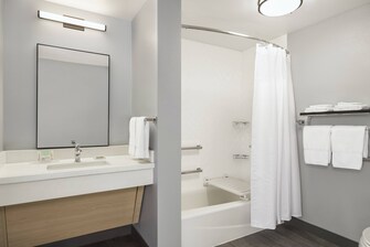 Suite con instalaciones para personas con necesidades especiales - Combinación de bañera y ducha