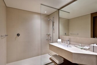 حمام غرفة نزلاء ديلوكس (Deluxe) تضم سرير كينج (مقاس كبير) – حجيرة الاستحمام