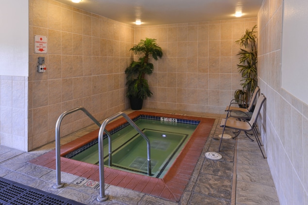 Elk Grove Hotel Indoor Hot Tub