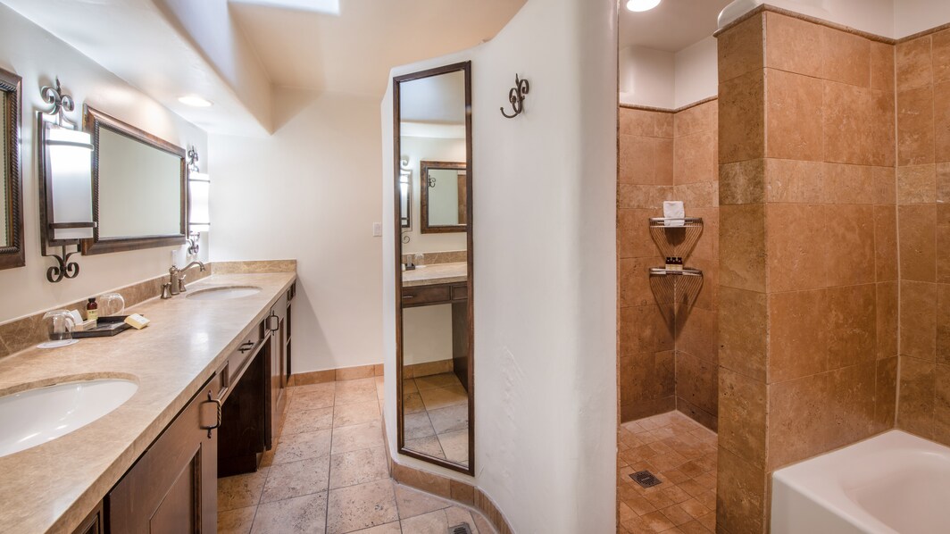 Гостевая ванная комната – отдельные душ и ванна,_LINE_TERMINATED