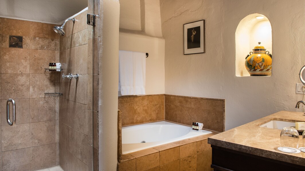 Ванная комната в люксе – отдельные душ и ванна