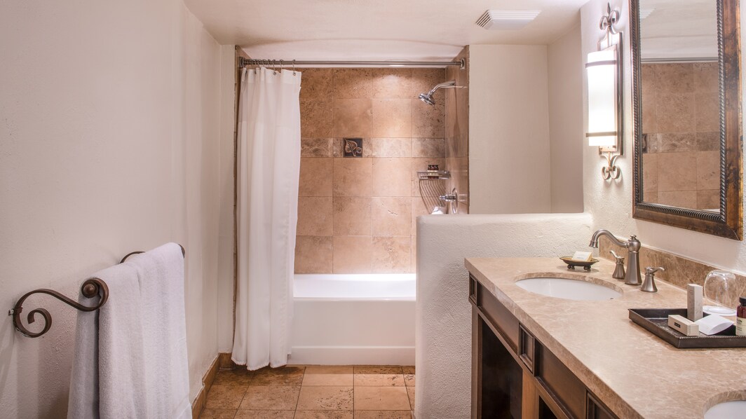 Suite Guest Bathroom – Shower/Tub