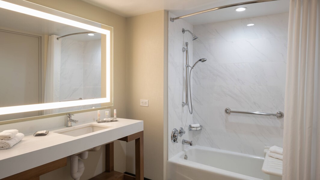 Banheiro para hóspedes com mobilidade reduzida – Combinação de banheira e chuveiro