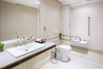 Banheiro para hóspedes com mobilidade reduzida - Chuveiro para cadeira de rodas