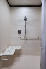 Baño accesible para personas con necesidades especiales - Ducha con acceso para sillas de ruedas