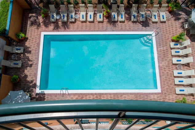 Quarto - Vista da piscina da varanda
