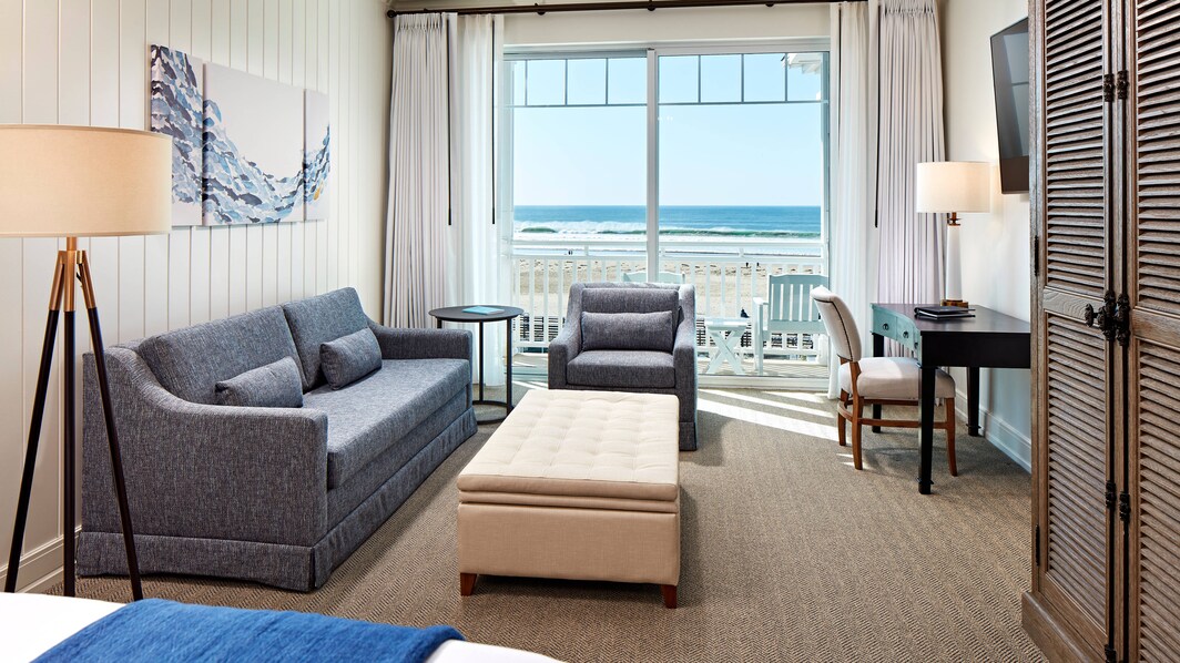 Номер Premium с 2 двуспальными кроватями (Queen), видом на океан и балконом – гостиная зона