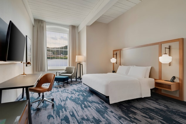King Riverview Guest Room