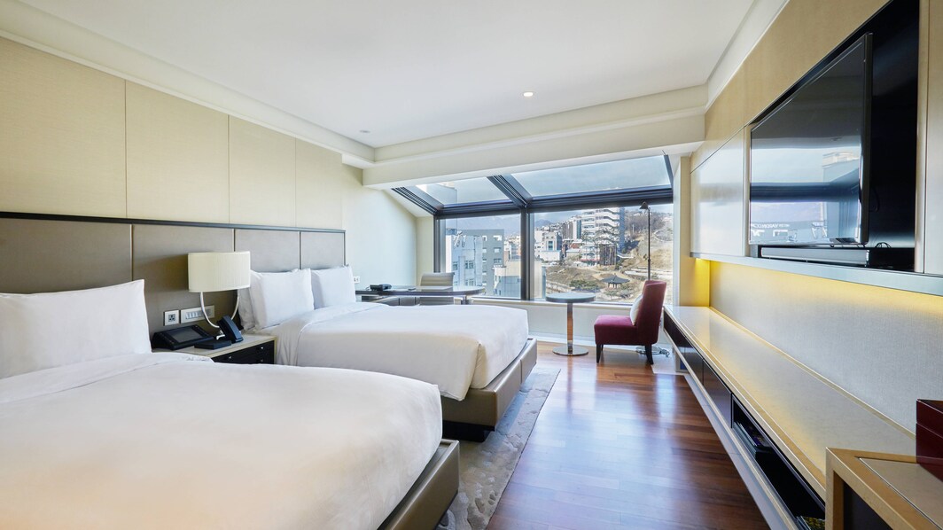 Chambre Executive avec deux lits doubles et vue sur la ville