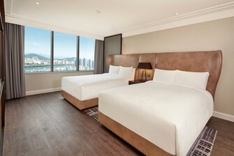 Suite mit Kingsize-Bett – Schlafzimmer mit 2 Doppelbetten